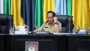Inmendagri Perintahkan Kepala Daerah Jabodetabek Siram Jalan dan Dorong Motor Pasang “Scrubber”