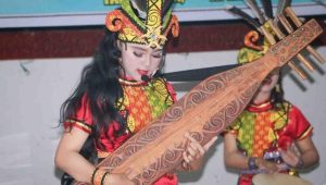 Tahukah Kamu Alat Musik Tradisional Sampe Suku Dayak Kaltim? Kenali Cara Memainkannya
