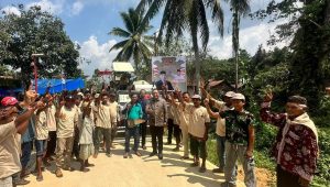 Wakil Ketua DPRD Kaltim Serahkan Bantuan Combine Harvester