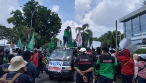 Ratusan Pengunjuk Rasa Menuntut UMP Kaltim Dinaikkan