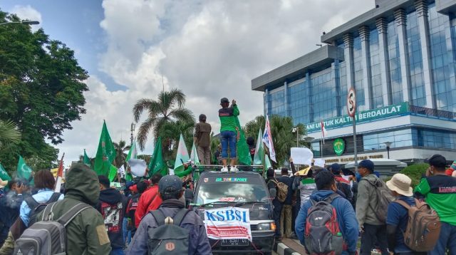 Serikat Buruh Demonstrasi di Depan Kantor Gubernur Kaltim, Senin (20/11/2023). (dok. Katasatukaltim)