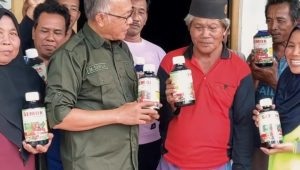 Optimis dengan Masa Depan Pertanian di Kaltim, Muhammad Samsun Serahkan Bantuan Pupuk Cair
