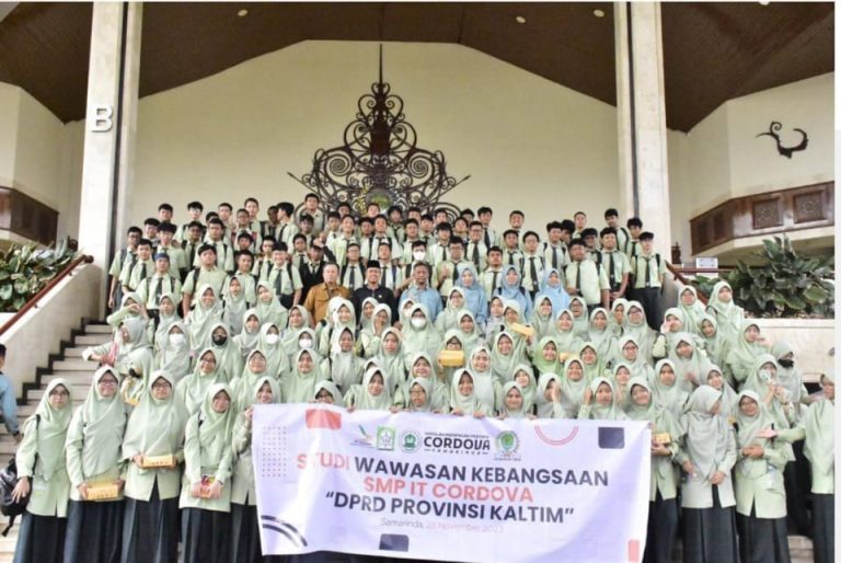 Anggota Komisi II DPRD Kaltim, Encik Wardani bersama Ratusan Pelajar Cordova. (dok. dprdkaltimofficial)