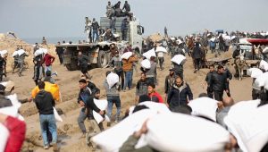 Pembantaian Tepung : Ratusan Warga Palestina Ditembaki di Jalur Gaza Saat Menanti Bantuan