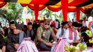Wali Kota Bontang Mendapat Simbol Penghormatan Adat Minang Saat Hadiri Festival RSBG Tahun 2024
