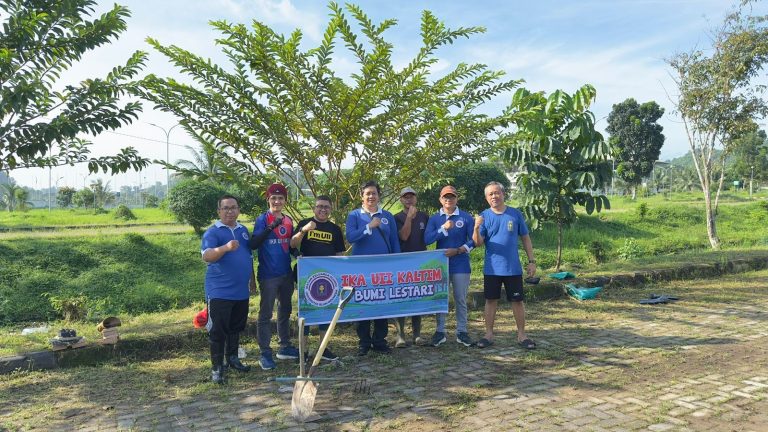 IKA UII Kaltim galakkan program Bumi Lestari dengan aksi pemupukan dan pemeliharaan pohon di Komplek Stadion Utama Palaran, Minggu (5/1/2025). (Dok: ist)