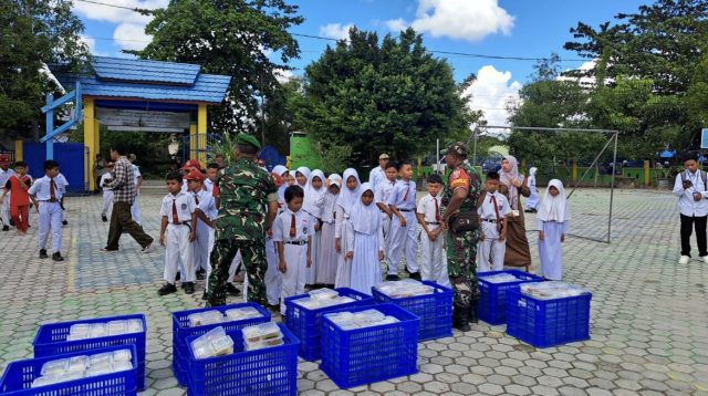 Penyaluran makanan bergizi gratis oleh Kodam VI/Mulawarman (dok: katasatu)