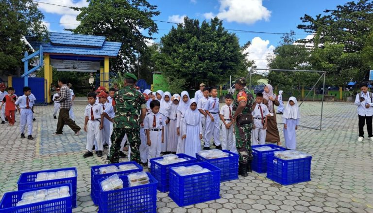 Penyaluran makanan bergizi gratis oleh Kodam VI/Mulawarman (dok: katasatu)