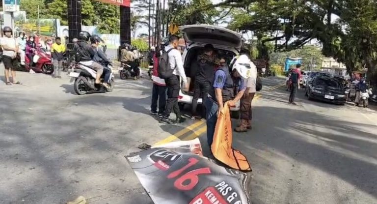 Proses evakuasi mayat akibat kecelakaan di Balikpapan pada Minggu 5 Januari 2025. (Dok: hilman/katakaltim.com)