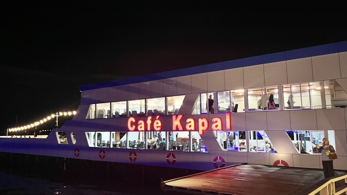 Cafe Kapal di Bontang Kuala (dok: katasatu)